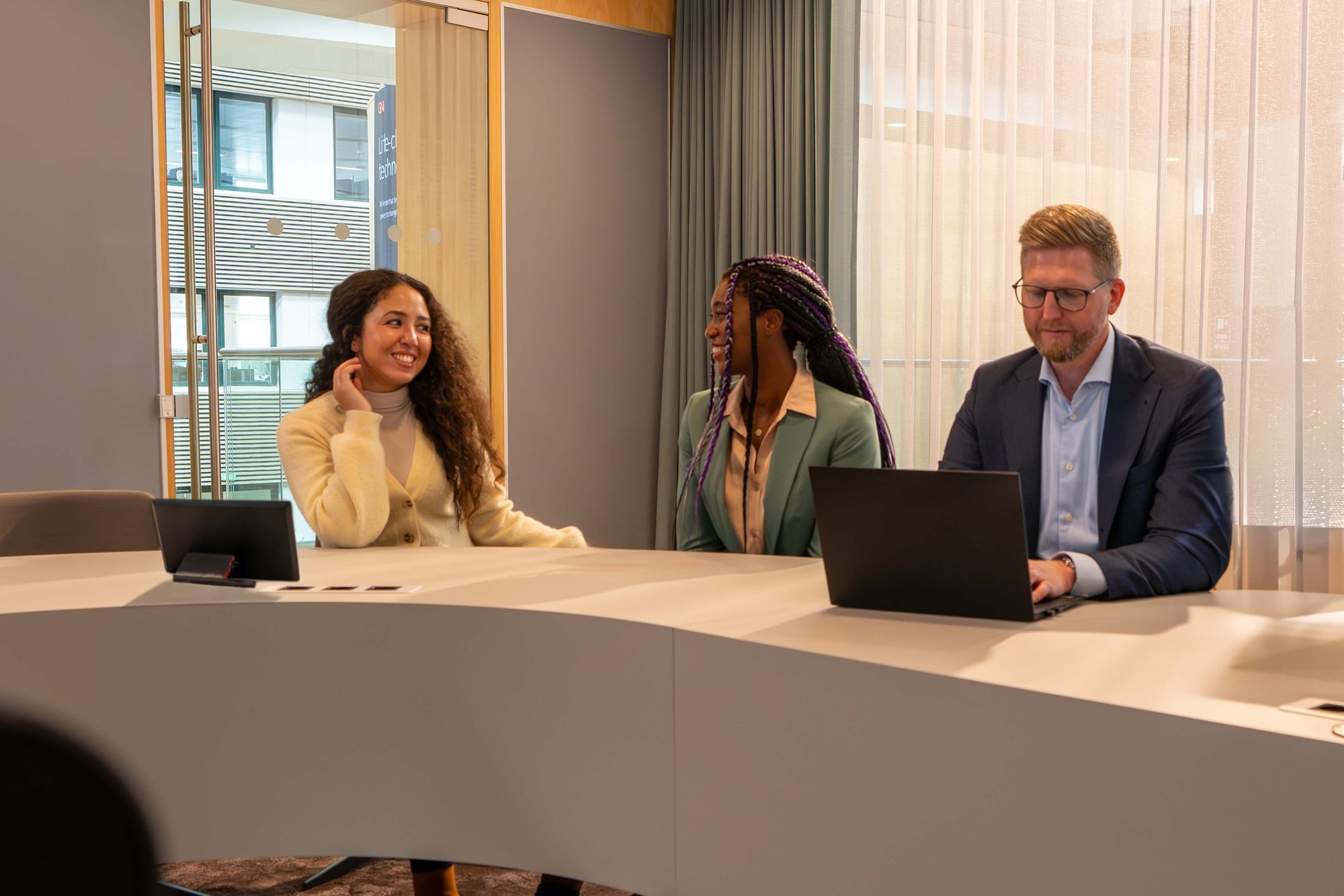 Jabra Signature Room Meeting Lifestyle 1 Small Jabra Signature Room Meeting Lifestyle 1 Small